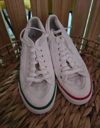 Adidas Zapatillas Blancas Tiras Verdes y Rojas