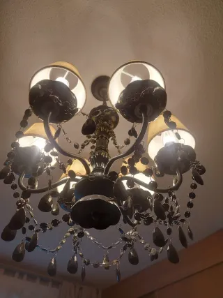 Lámpara araña negra con seis tulipas en crema.