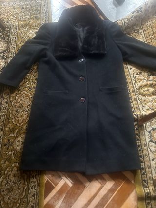 Abrigo negro con cuello de pelo