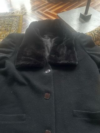 Abrigo negro con cuello de pelo