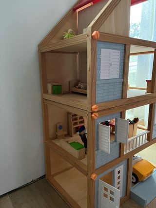 Casa de muñecas de madera