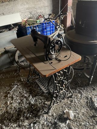 Máquina de coser antigua con mesa
