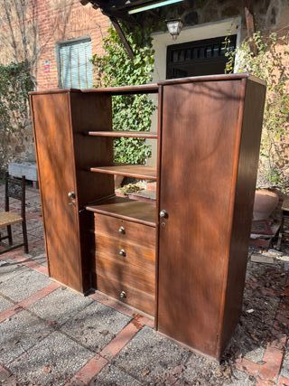Armario de madera con cajones y estantes