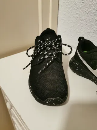 Zapatillas Nike Negras con Detalles Blancos