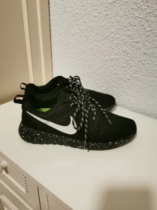 Zapatillas Nike Negras con Detalles Blancos