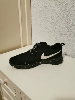 Zapatillas Nike Negras con Detalles Blancos