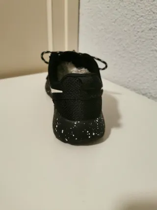 Zapatillas Nike Negras con Detalles Blancos