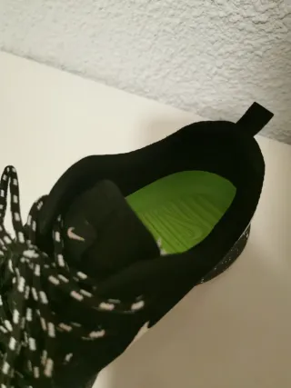 Zapatillas Nike Negras con Detalles Blancos