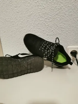 Zapatillas Nike Negras con Detalles Blancos