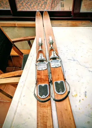 Esquís de Madera Antiguos con Fijaciones.