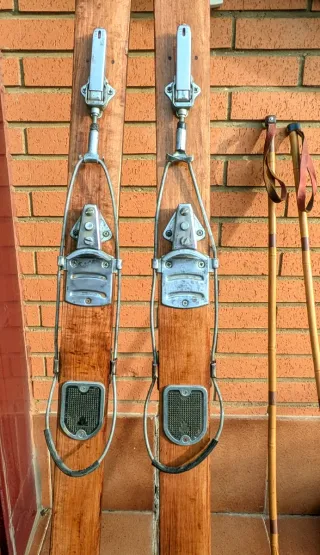 Esquís de Madera Antiguos con Fijaciones.