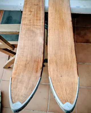 Esquís de Madera Antiguos con Fijaciones.