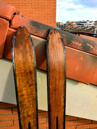 Esquís de Madera Antiguos con Fijaciones.