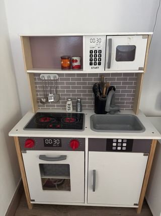 Cocinita de juguete con accesorios