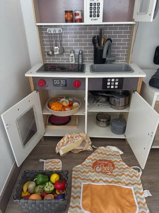 Cocinita de juguete con accesorios