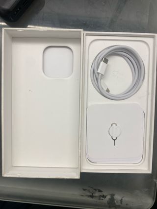 Caja y Cable Cargador iPhone 15 Original