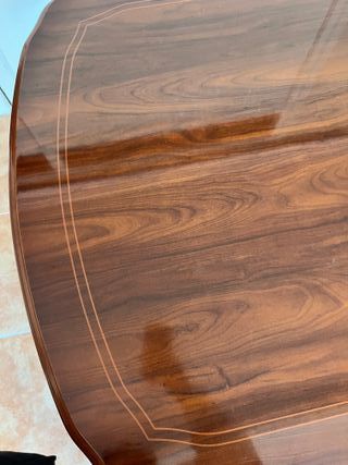 Mesa de comedor de madera