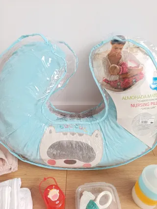 Lote bebé: cojín lactancia, capa, arrullo y juguet