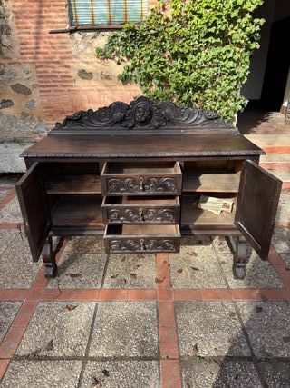 Aparador de madera de haya tallada oscuro