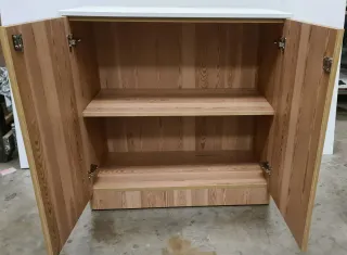 Mueble de madera con puertas