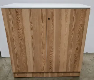 Mueble de madera con puertas