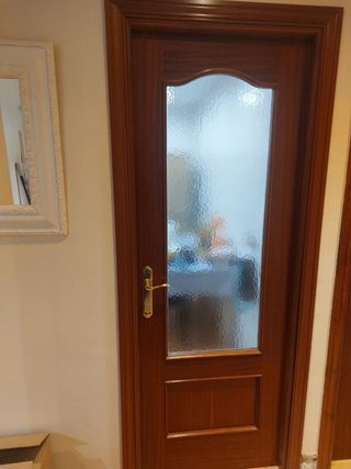Puerta maciza madera con cristal