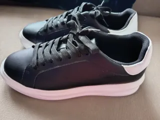 Deportivas Zara Negras y Blancas ,Talla 43