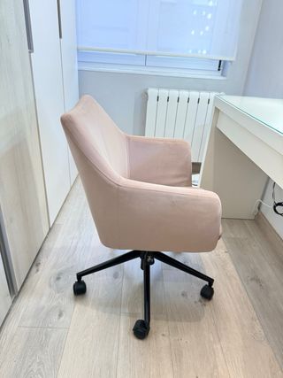 Tocador IKEA con espejo, luces LED y silla