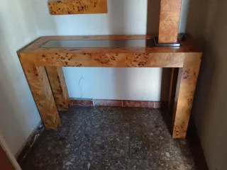 Recibidor con espejo y lámpara de madera y cristal