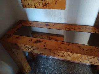 Recibidor con espejo y lámpara de madera y cristal