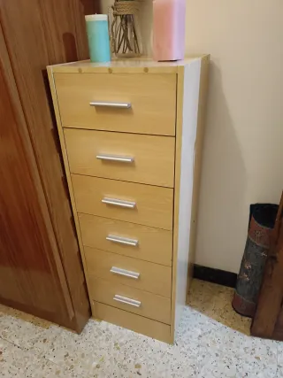 Armario de madera con espejo, cama y archivador.