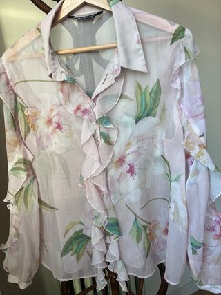 Blusa fluida floreada multicolor