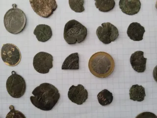 Monedas medievales y medallas religiosas plomos