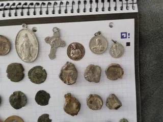 Monedas medievales y medallas religiosas plomos