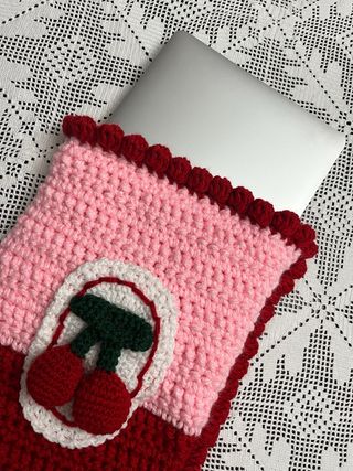 Bolsa para portátil crochet cerezas