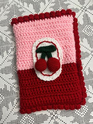Bolsa para portátil crochet cerezas