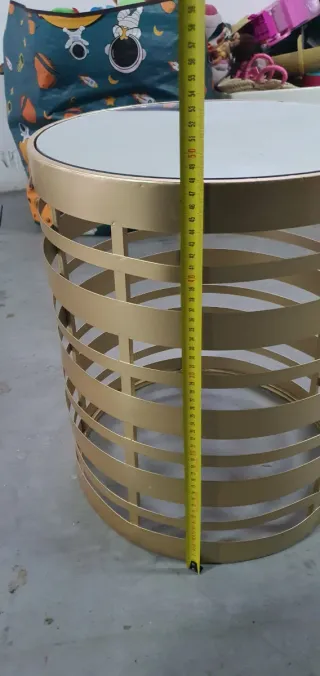 Mesa auxiliar redonda dorada con espejo