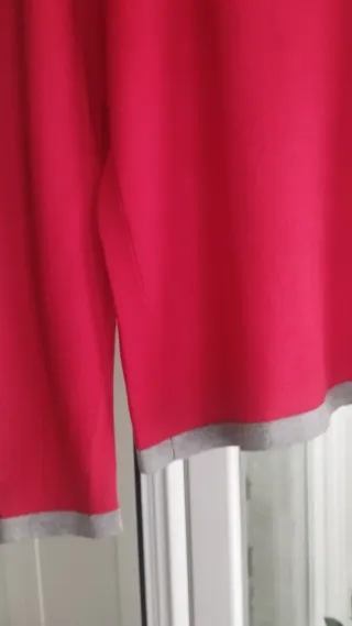 Jersey rojo con detalles grises