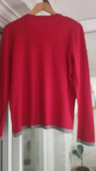 Jersey rojo con detalles grises