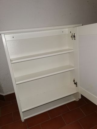 Guardaroba da bagno con specchio