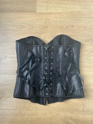 Corsé negro con cordones