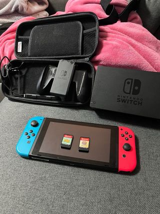 Nintendo Switch + Estuche + Mando + 2 Juegos