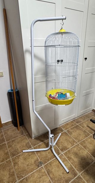 Jaula para pájaro con pie.