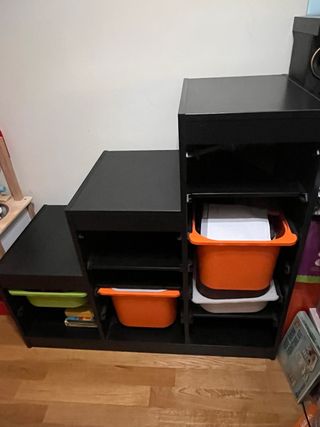 Estantería negra con cubetas naranjas