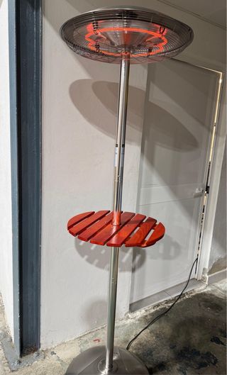 Estufa exterior con mesa de madera