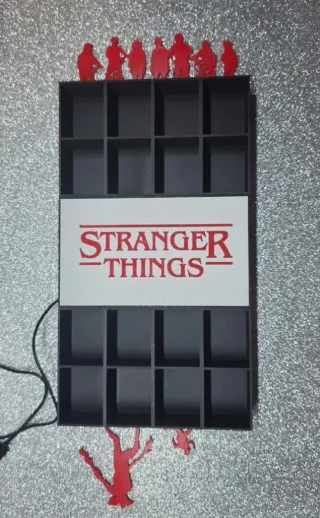Expositor Stranger Things con luz LED