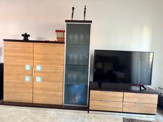 Mueble TV y vitrina madera y cristal