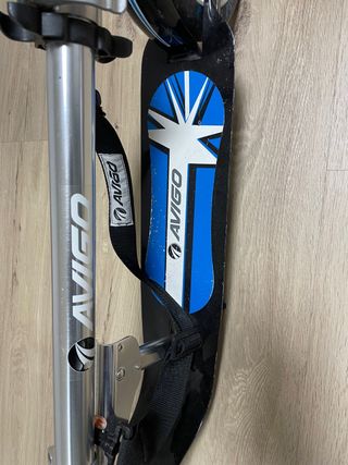 Patinete Avigo azul y negro