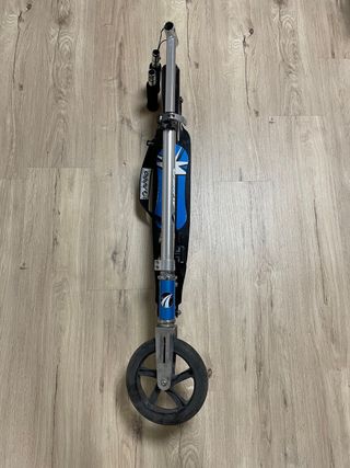 Patinete Avigo azul y negro