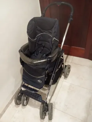 Carrito de bebé negro